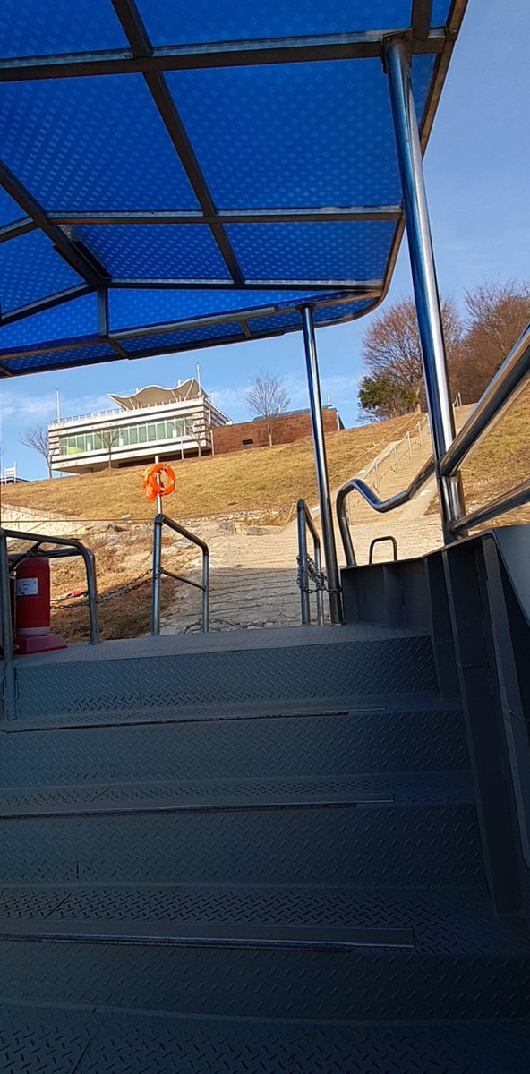 청령포 알바했을 때 ㅋㅋㅋㅋ
1월이라 얼어뒤지는줄 알았지만..보시다시피 사람이 1도 없었습니다 아주 가끔 사람 옴. 지금 줄서서 기다리는게 너무 신기함 진짜로