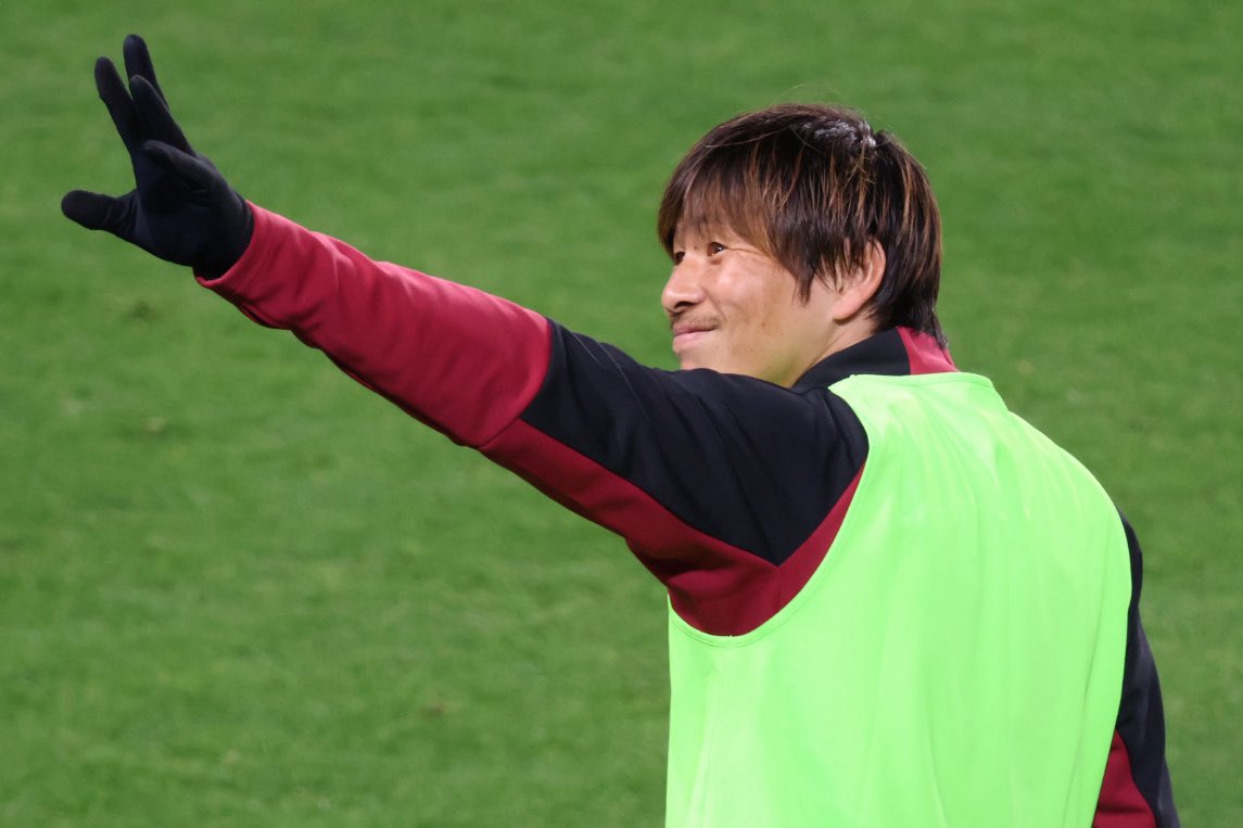 スタンドに向かって優しい笑顔のぬいさん😊

 #乾貴士
 #ヴィッセル神戸