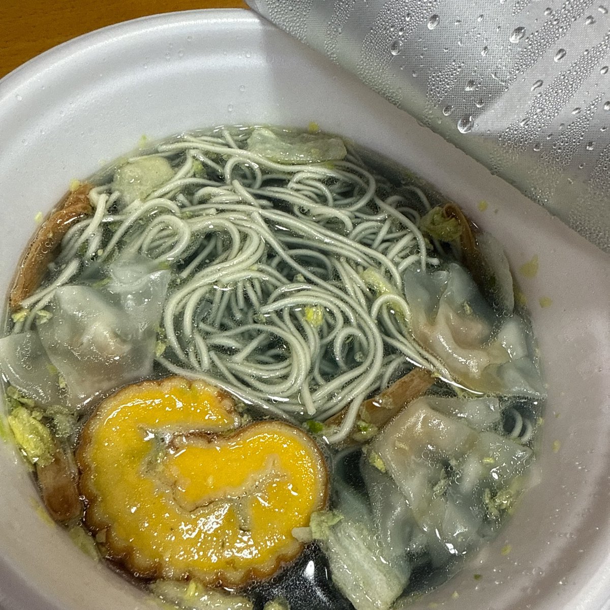 ラー博で作ってもらったラーメン食べる😋色凄いwwwwww