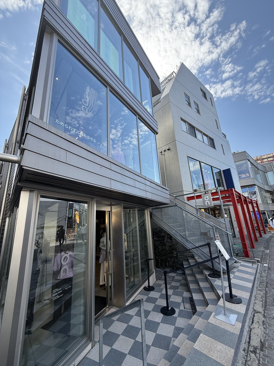 mertyduz's tweet photo. 話題のお店きた!試着まで30分待ち🫠
待ち時間、鼻水とくしゃみが止まらない🤧🌳
#cloud6 https://t.co/dedtEe9xql