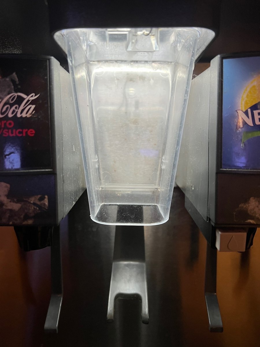OreoMcFurry's tweet photo. was enjoying the lighting on this ice dispenser https://t.co/VviMuvChsB