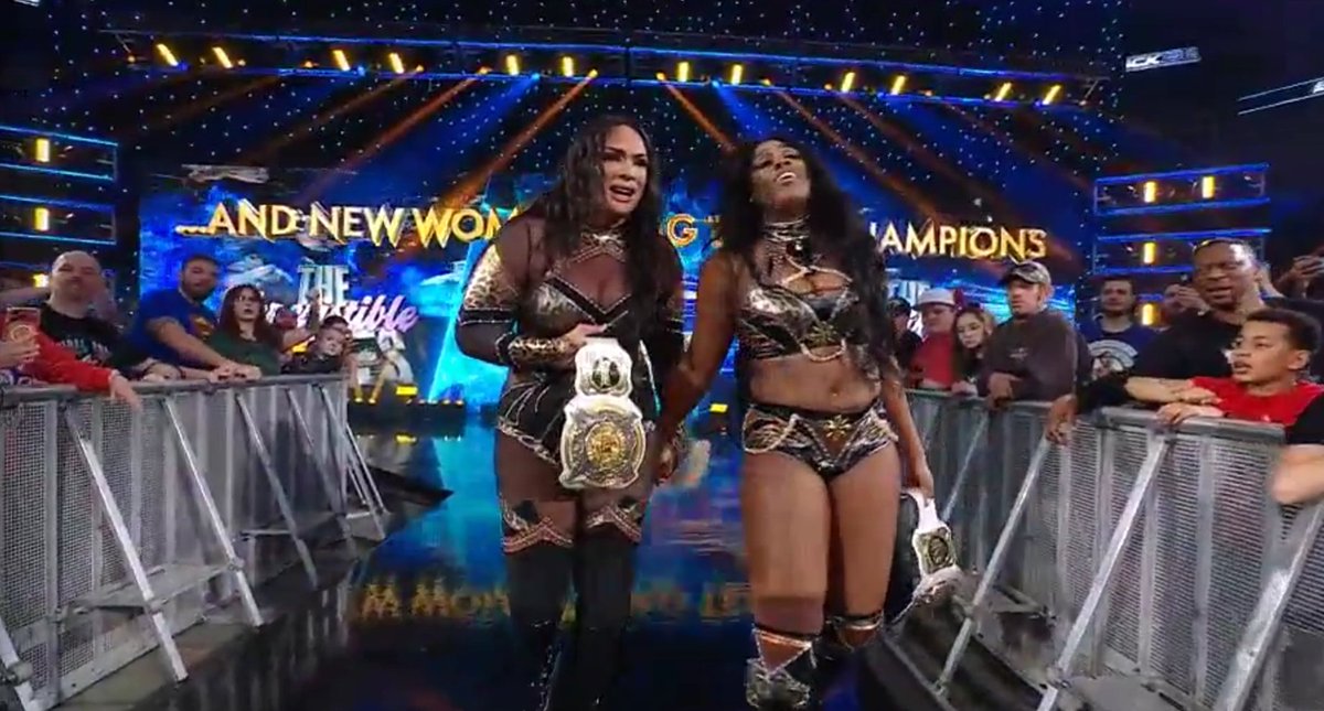 dosdossolodos's tweet image. Y si de nuevas campeonas se trata, lo que ocurrió en #SmackDown. Nia Jax y Lash Legend batieron a Rhea Ripley e Iyo Sky para ganar los Campeonatos en Parejas Femeninos