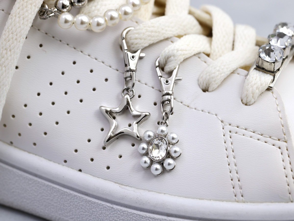 miroom_official's tweet photo. 👟✨ ビーズで作る スニーカーチャーム講座 ✨👟

お気に入りのスニーカーをモチーフにした、
キラッとかわいいビーズチャームを手作り✨

バッグやキーリングに付ければ、
毎日のコーデにさりげないアクセントに☺️
細かいビーズの輝きが、見るたび気分を上げてくれます💭

#ミルーム #miroom #ビーズチャーム #スニーカー #ハンドメイド
https://t.co/tgLcAYUaAz