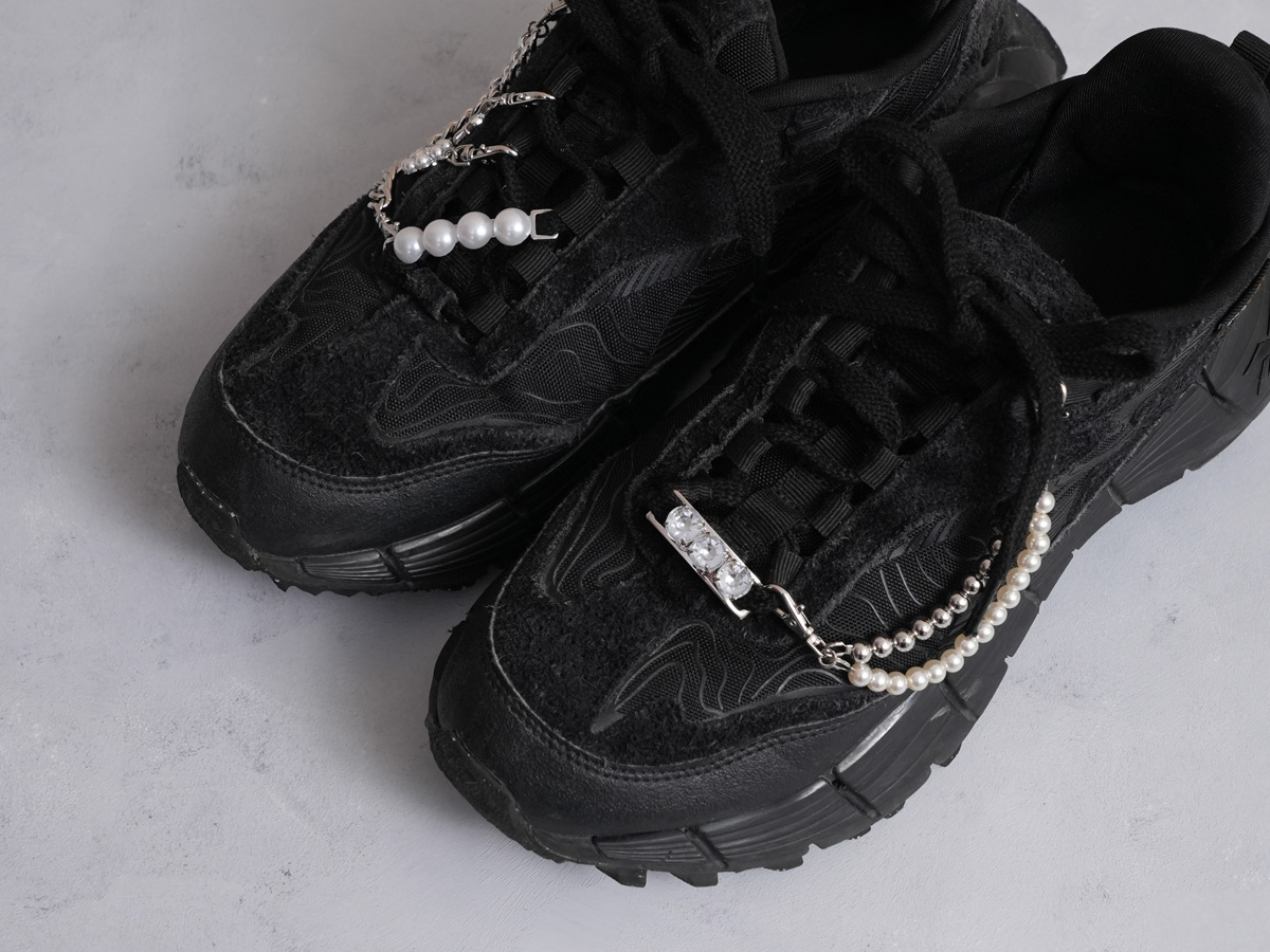 miroom_official's tweet photo. 👟✨ ビーズで作る スニーカーチャーム講座 ✨👟

お気に入りのスニーカーをモチーフにした、
キラッとかわいいビーズチャームを手作り✨

バッグやキーリングに付ければ、
毎日のコーデにさりげないアクセントに☺️
細かいビーズの輝きが、見るたび気分を上げてくれます💭

#ミルーム #miroom #ビーズチャーム #スニーカー #ハンドメイド
https://t.co/tgLcAYUaAz