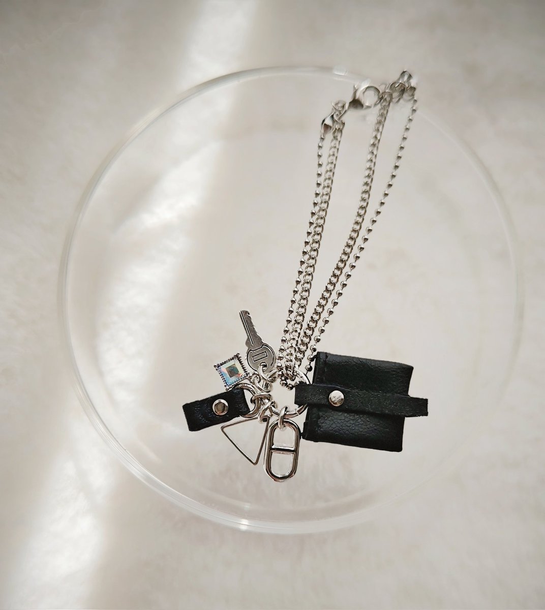 - ̗̀🤍🐴🖤  ̖́-