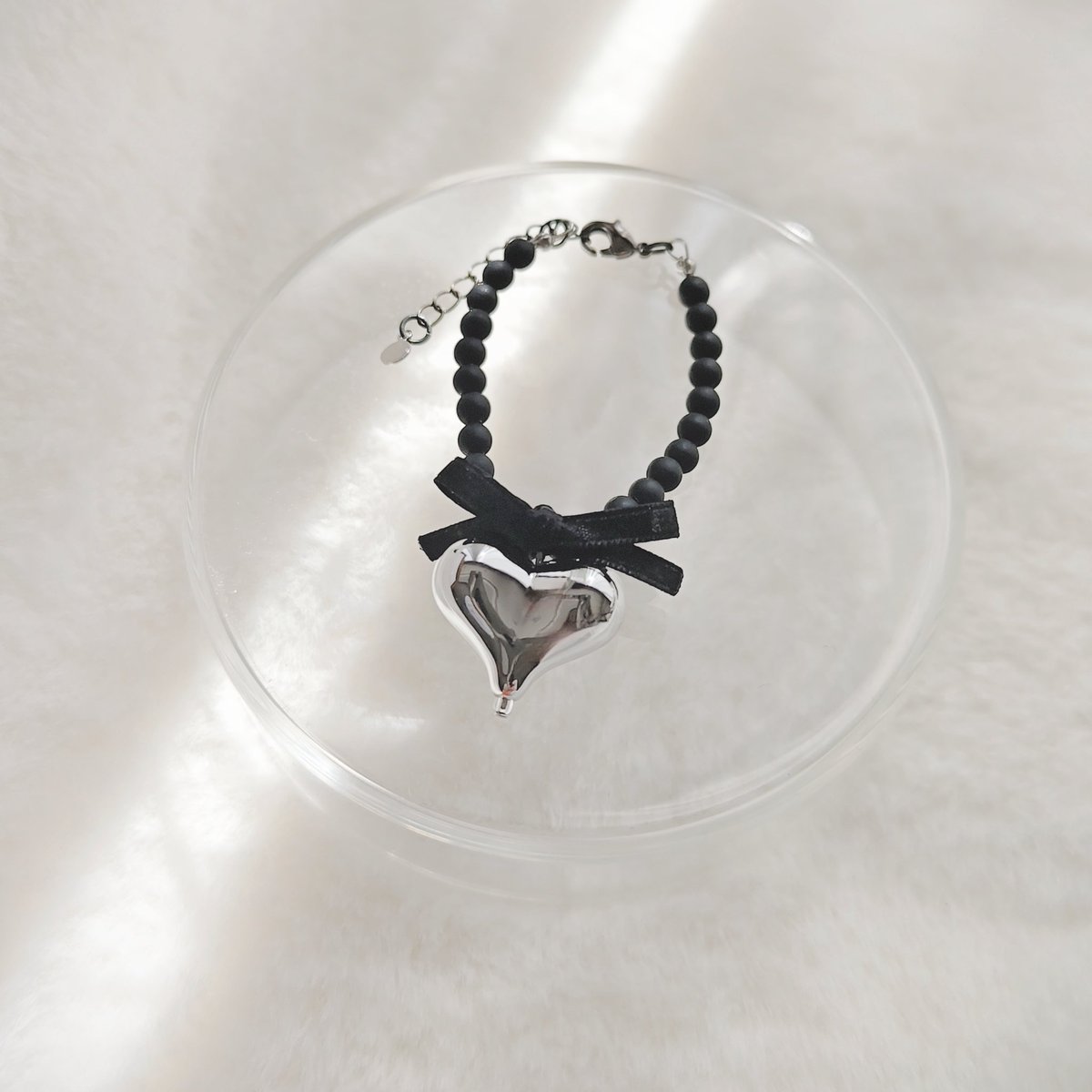 - ̗̀🤍🍅🖤  ̖́-