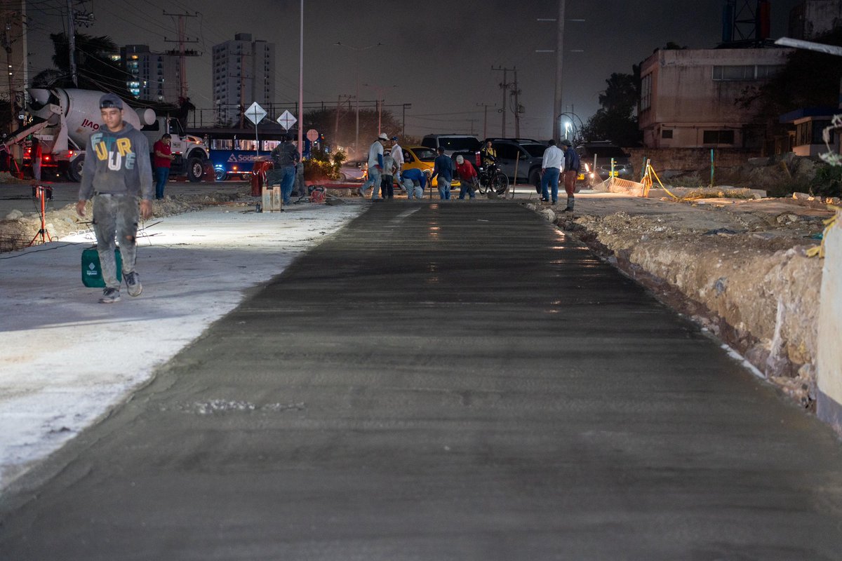 ¡10:00 p. m.: se logró conectar en pavimento la Gran Vía, entre Uninorte y el deprimido de Le Champs! 🚧🌙

Los trabajos no paran. A esta hora de la noche avanzan con la fundida de losas en la calzada sur, a la altura del sector LivinnX.

🗣️ ¡Y eso no es todo! Siguen los avances