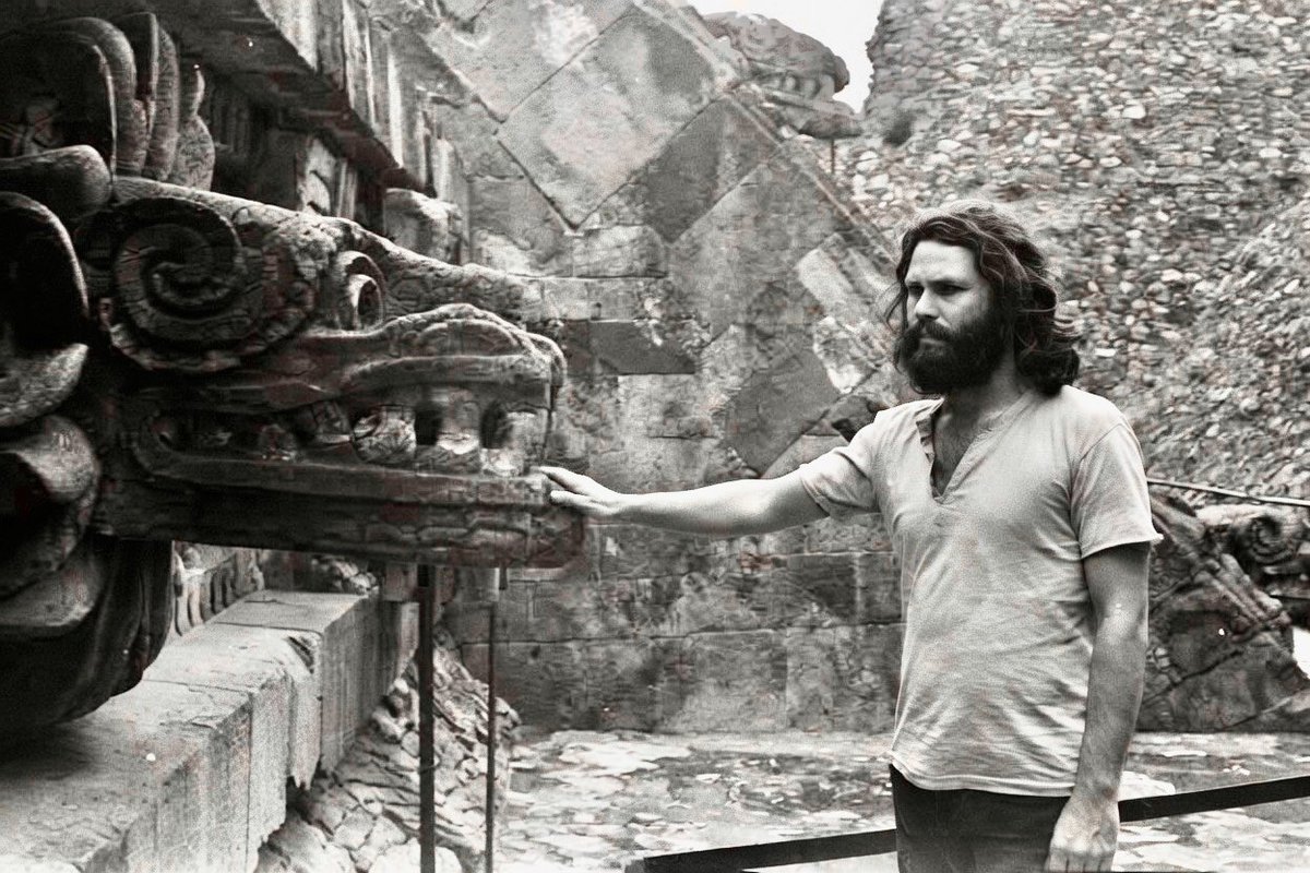 Cuauhtemoc_1521's tweet photo. Corría el mes de julio de 1969 cuando la banda “The Doors” vino a la Ciudad de México. Entre los espacios que visitó su vocalista Jim Morrison fue la zona arqueológica de Teotihuacan. Sabemos que subió a la Pirámide del Sol, y que visitó el Templo de la Serpiente Emplumada. Gran regocijo tuvo cuando “el rey lagarto” pudo tocar uno de los mascarones de este templo, momento que quedó inmortalizado en una fotografía. 

Fotografías de Jerry Hopkins