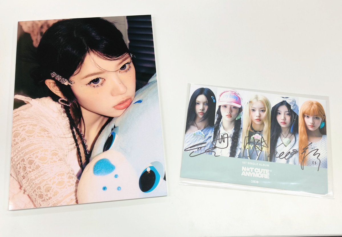 ILLIT 【入荷情報】 HMVのサイン会特典、展示会パネルが入荷致しました