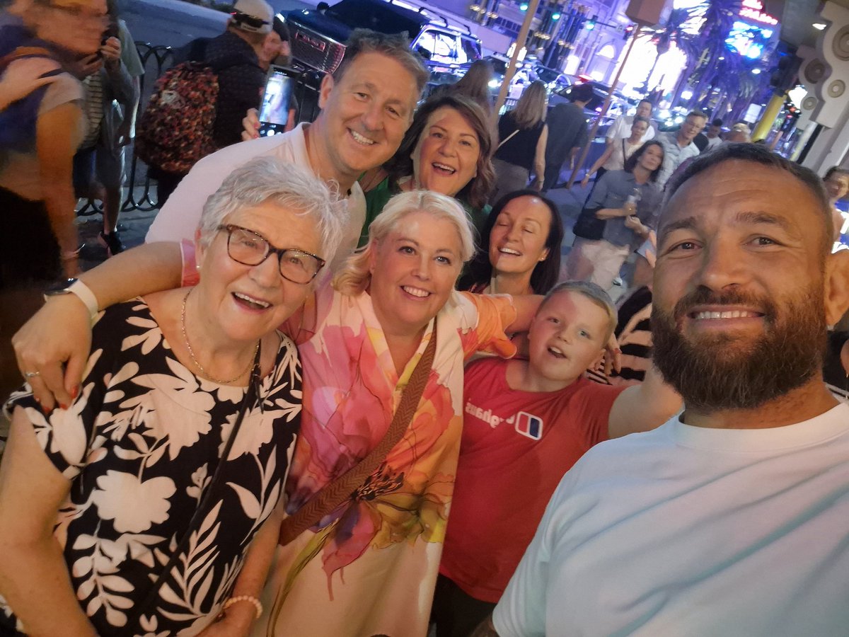 PennyJ75's tweet photo. @hullkrofficial Bumped into these 2 leg ends lol! #oncearobin #vegastakeover #hullkrontour https://t.co/kCLuFnwCS6