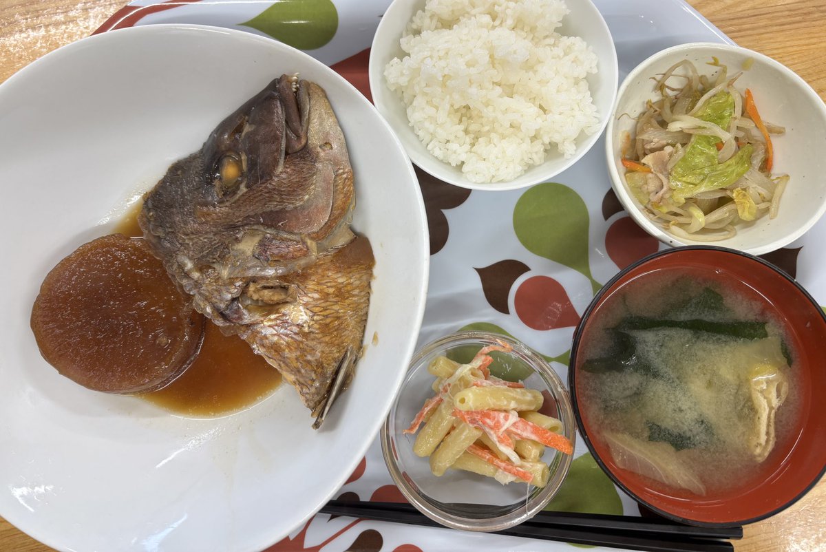 7tsuzuka_farms's tweet photo. みのり處　野菜ランチ

・ほうれん草の卵とじ
・野菜炒め
・季節の天ぷら
・マカロニサラダ
・お浸し

ポカポカ陽気になりました。本日、土曜日のお楽しみメニュー、限定2食でカブト煮🐟が選べます。
雨が降りほうれん草などの葉物が育ち、入荷が増えています。沢山食べてポパイになりましょう💪 https://t.co/l6mKjBk6m5