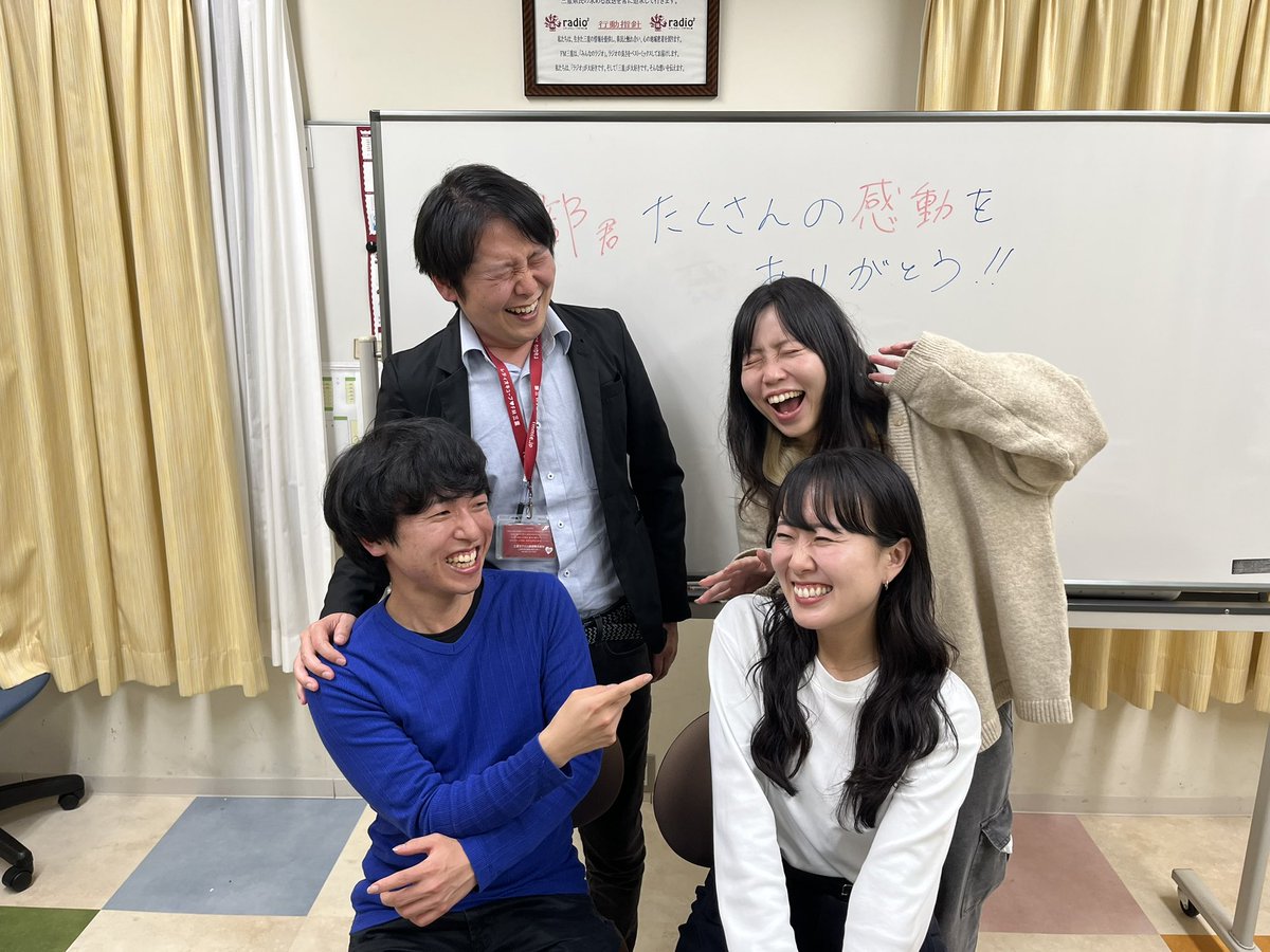 shirota_k's tweet photo. ささやかながら同じ部署のみんなで、阿部アナウンサーの送別会をしました。
思い出話や、これからの話しに花が咲きました。
阿部くん新しい土地でも元気で頑張って。

阿部アナが入社した年に撮った、謎の家族風写真を再現。 https://t.co/aeIDRtgrri