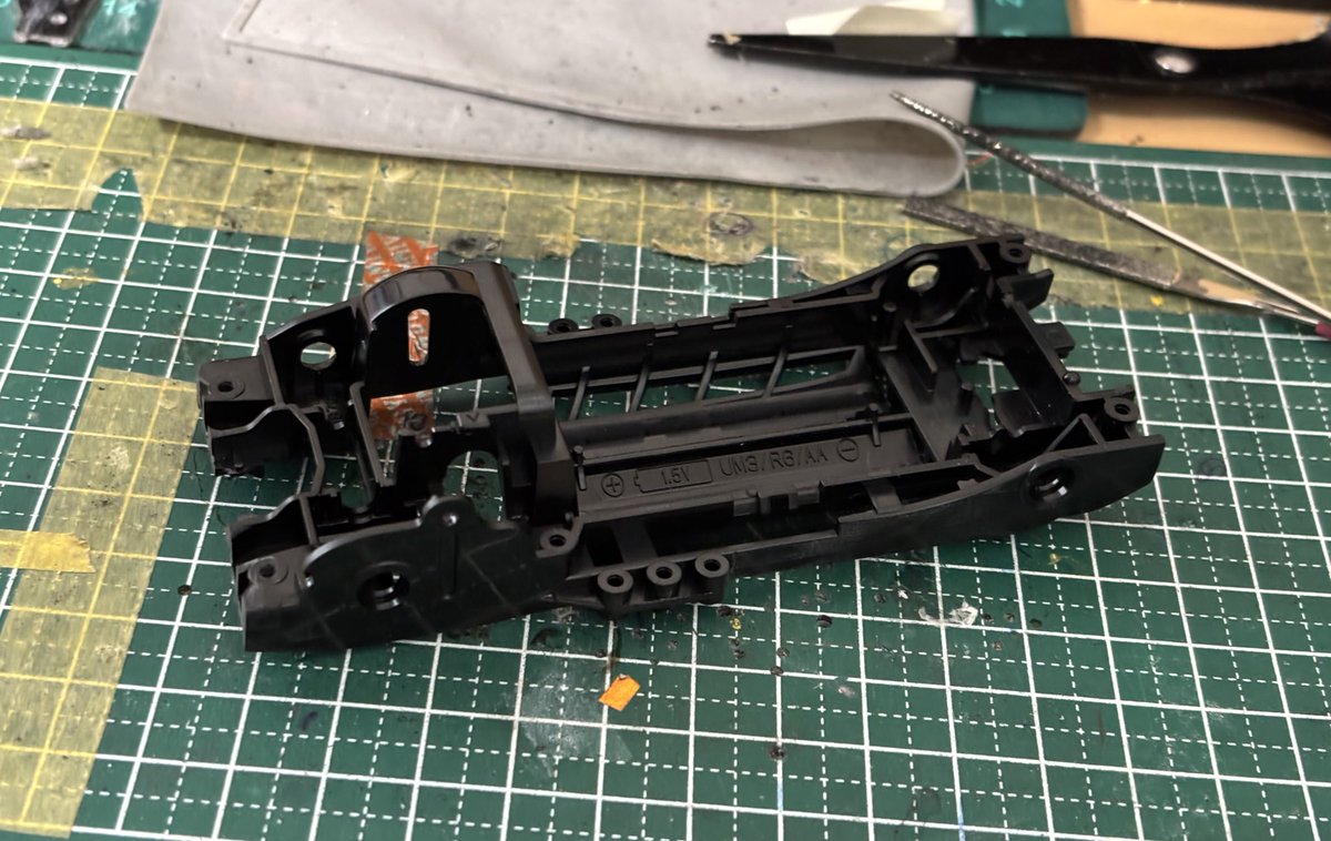 今日はフロント周りを進めました👨🏼‍🦲久々にカーボンを切ったり削っ