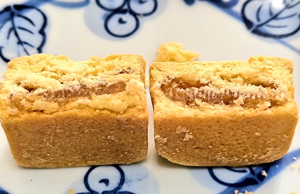 今日のおやつ パイナップルケーキ🍍 しっとり生地に甘〜いパイナップル