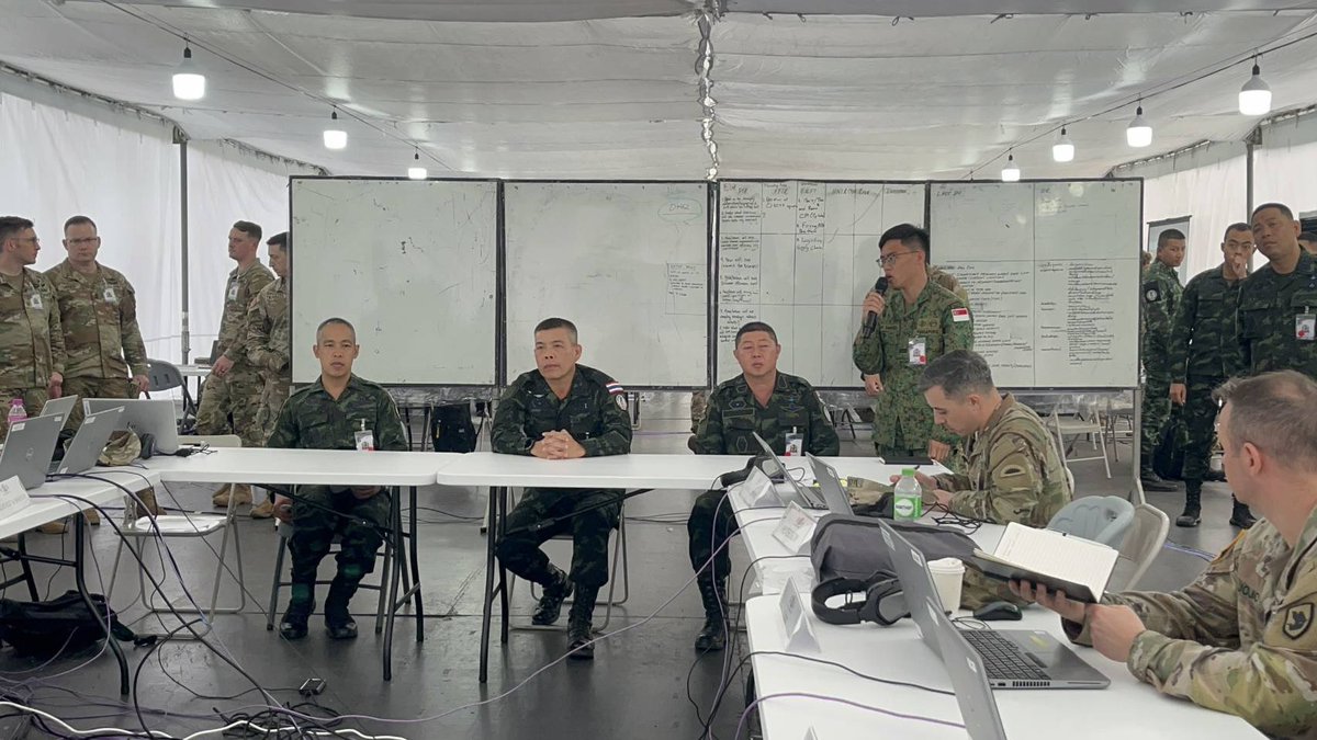 div11_army's tweet photo. 27 ก.พ. 69 พล.ต.สังกาศ สร้อยคำ ผบ.พล.ร.11/ผบ.กกล.ทบ.ผสม ตรวจเยี่ยมการฝึก CPX และมอบอาร์ม 11ID ให้ พ.อ.แพททริค จอห์นสัน รอง ผบ.กองพลน้อยสไตรเกอร์ที่ 81 ก่อนเดินทางกลับสหรัฐฯ 🇹🇭🤝🇺🇸
#11ID #CPX #CombinedForces #ThaiUS https://t.co/nv5InDP3vZ