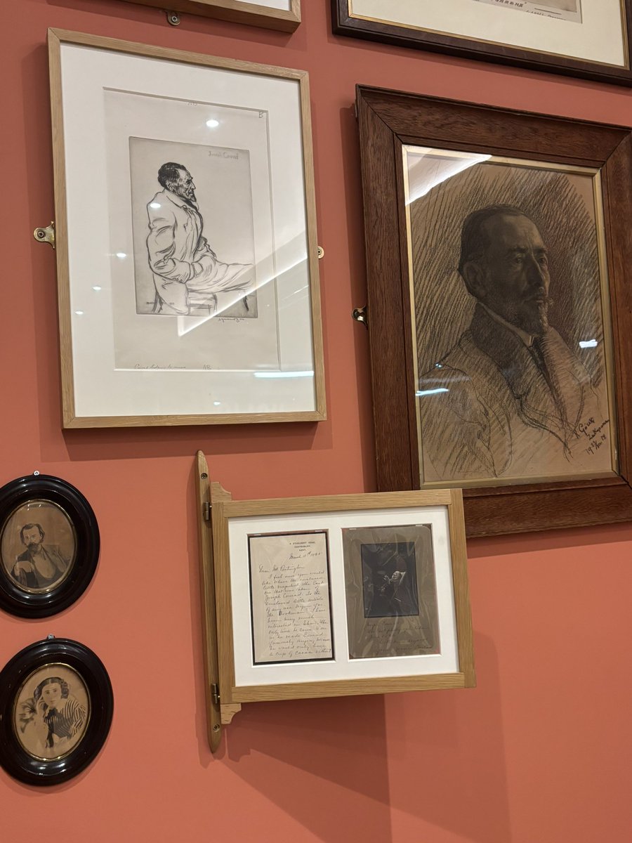 ArkadyRzegocki's tweet image. A tymczasem w londyńskim POSK-u miałem okazję zobaczyć nową salę biblioteki z pięknie wyeksponowanymi pamiątkami po Josephie Conradzie. To wyjątkowe miejsce, w którym historia i literatura spotykają się w niezwykły sposób. 

#POSK #JosephConrad #Biblioteka #DyplomacjaOtwarta