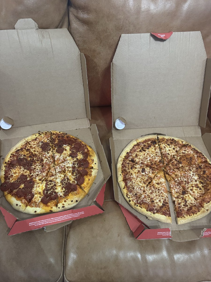 drp1990's tweet photo. @Dominos_UK ordered on the app last night for 1 ham and pineapple pizza and 1 chicken and ham. Received 1 cheese and tomato and 1 pepperoni. This was not what we ordered. Very disappointed. Please refund or issue a voucher. https://t.co/6VyxY3TTbM