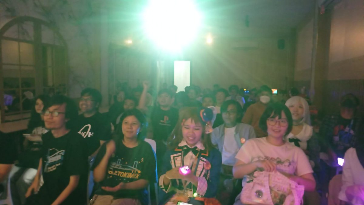 In Indonesia, watch together is being held across different cities and communities! Enjoy the show everyone!
#バンドリ10周年ライブ
