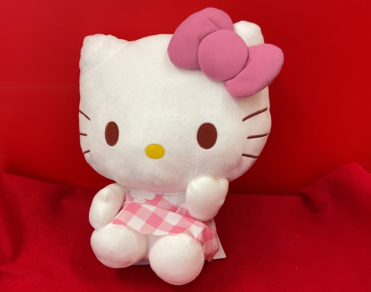 ピンクチェックのワンピースを着た #キティ が登場したよ✨️ 春の訪れ