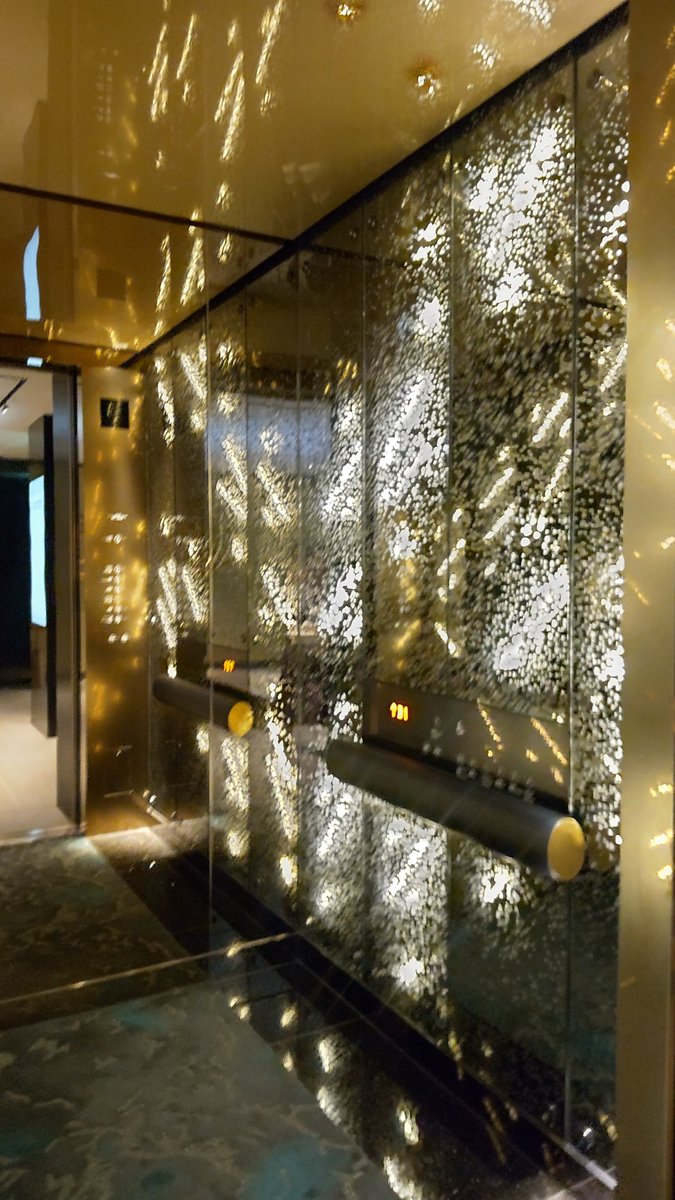 8nQJTzGnFB72220's tweet image. #zipfm #7カラ　 
今週の🎯ターゲット【圧倒されたものがある人】
♪2週間前～レイナさんのイベントでエスパシオ ナゴヤキャッスルへ行ってきました😊
すべて（トイレの中・エレベーターの中）が豪華絢爛～✨カーペット？は厚み５cmくらいありそうなくらい～ふっかふかで圧倒されました💃🎉💃