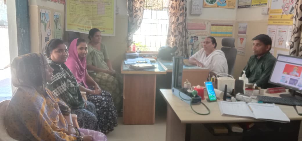 આજ રોજ આયુષમાન આરોગ્ય મંદિર સાંતલપૂર ખાતે "સર્વાઈકલ કેન્સર સામે દિકરીને આપીએ સુરક્ષા કવચ..ચાલો સહુ સાથે મળીને સવૉઈકલ  કેન્સરને અટકાવીએ" તે માટે વાલી લોકોને AWERNESS માટે સમજાવેલ અને વેક્સિન વિશે માહિતી આપવામાં આવી..<a href="/KanzaPhc/">PHC_KANZA</a> <a href="/NHMGujarat/">NHM Gujarat</a> <a href="/NHMGujarat/">NHM Gujarat</a> <a href="/Tho_Vanthali/">THO_VANTHALI</a>