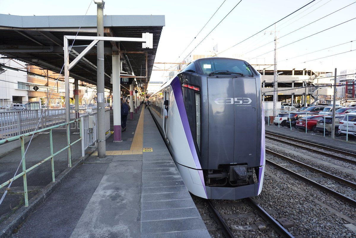 甲府駅に到着しました。 松本から比べると甲府は暖かいです😄 本日は