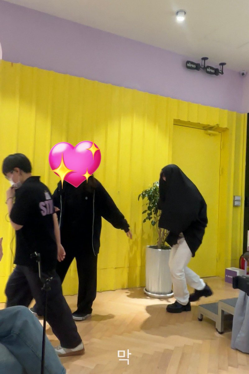 아 씨앙 진짜 미친거 아냐
저러고 수정받겠다고 팬싸장 밖에 휀걸들 우글우글있는데 걍 벅뚜벅뚜 나갔다고 지금
밖에서 비명소리 들린다고 
아진짜 제발 토할거같음