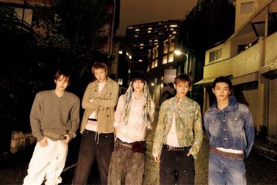 ada yang tau kenapa bahu nyon lebar banget………….