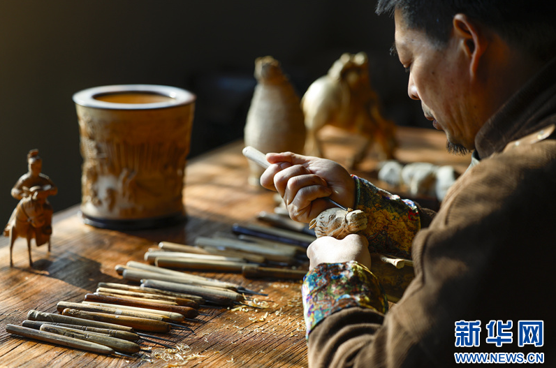 CQ_Liangjiang's tweet image. Mastery in every stroke! 🎋

Watch as Intangible Cultural Heritage inheritor Hong Jianhua transforms simple bamboo into breathing #art. 🪵 From powerful galloping muscles to delicate flowing manes, his carvings truly come to life.  #Masterpiece #craftsmanship

📸 Xinhua