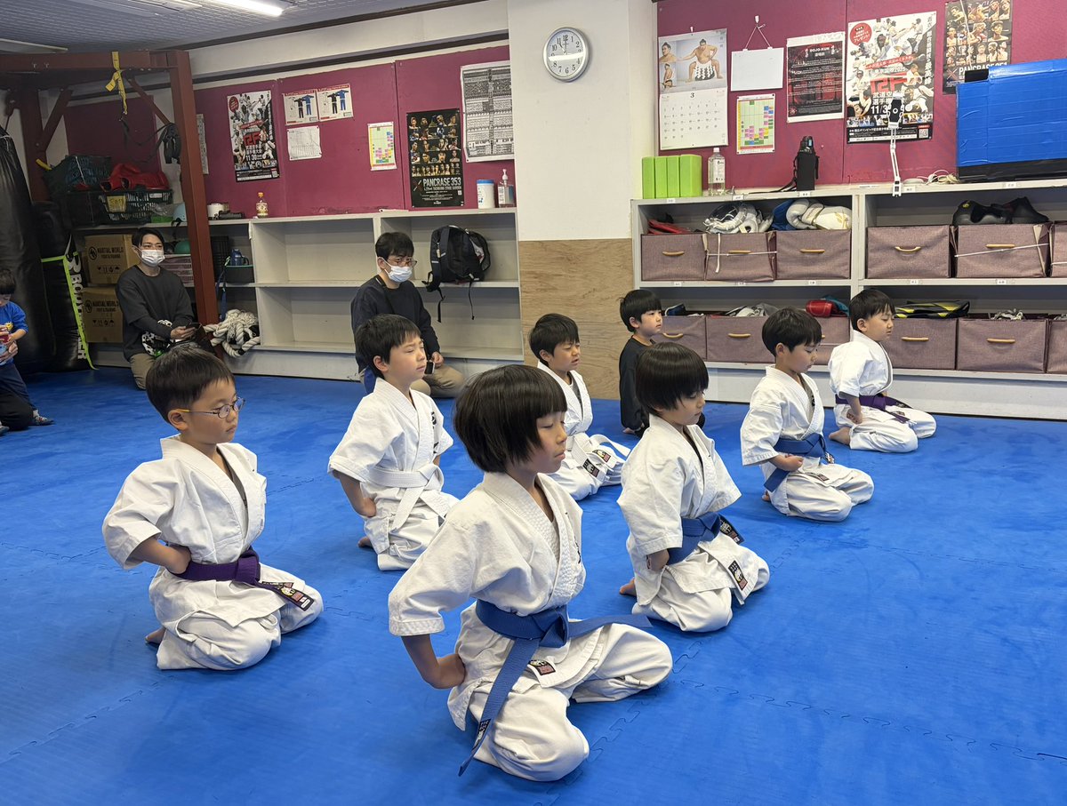 人生って何事もまずは
その環境に飛び込んでからだよなって

見学だけと聞かされてたのに
いきなり私服で押忍させられてる

子孫見て思いました