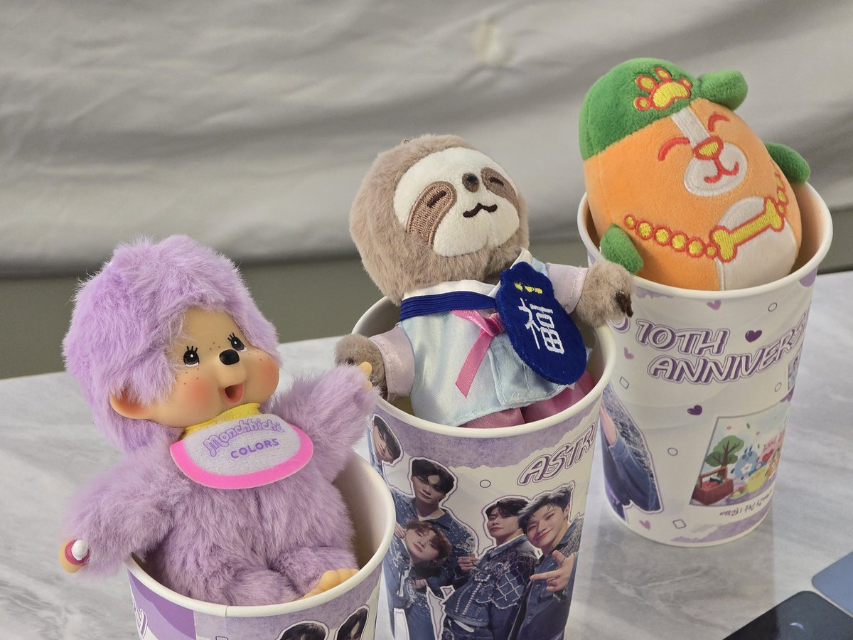 📍CAFE2734

별둥이 앨범들과 사진들이 가득한 10주년 카페 덕분에 행복했어요:)
10주년 카페 예쁘게 꾸며줘서 감사해요🫶🏻
덕메들이랑 함께해서 더 즐거웠다😍

#엠제이 #진진 #차은우 #문빈 #윤산하 #아스트로 
#10년이흘러도여전히우린함께야
#EvenAfter10YearsWeStillTogether
<a href="/picnictothemoon/">ASTRO 10주년 카페💫</a>