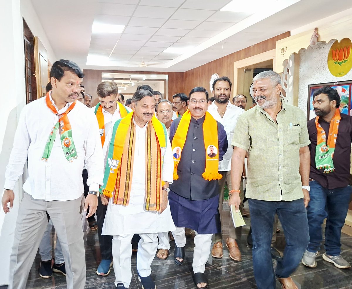 ಇಂದು ಹುಬ್ಬಳ್ಳಿಯ ಅರವಿಂದ್ ನಗರದಲ್ಲಿರವ ಜಿಲ್ಲಾ ಬಿಜೆಪಿ ಕಾರ್ಯಾಲಯದಲ್ಲಿ ಬಿಜೆಪಿ ವತಿಯಿಂದ ಆಯೋಜಿಸಲಾದ ಕಲಘಟಗಿ ವಿಧಾನಸಭಾ ಕ್ಷೇತ್ರ 75ರ ಮತದಾರರ ಪಟ್ಟಿಯ ವಿಶೇಷ ಸಮಗ್ರ ಪರಿಷ್ಕರಣೆಯ ಬಿ ಎಲ್ ಎ- 2, ಮತಗಟ್ಟೆ ಅಧ್ಯಕ್ಷರು ಹಾಗೂ ಪ್ರಮುಖರ ಕಾರ್ಯಾಗಾರ ಉದ್ಘಾಟಿಸಿ ಮಾತನಾಡಿದೆನು.

ಈ ಸಂದರ್ಭದಲ್ಲಿ ಕೇಂದ್ರಿಯ ಮಂತ್ರಿ ಪ್ರಹ್ಲಾದ