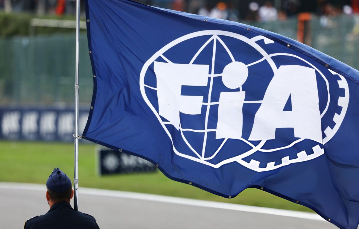 🚨 Tok! FIA resmi mengesahkan beberapa perubahan pada regulasi 2026.

1) Mulai tanggal 1 Juni 2026, pemeriksaan rasio kompresi mesin akan dilakukan pada suhu ruang &amp; suhu panas pada temperatur 130 derajat celsius.

2) Durasi waktu untuk sesi Q3 pada kualifikasi ditambah jadi 13