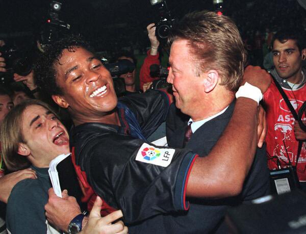 PLF_2008's tweet photo. Patrick Kluivert, Louis Van Gaal y... ¡David Sánchez! celebrando la consecución del título de Liga 1998/99 en Mendizorroza. https://t.co/1EJJ3ngaZR