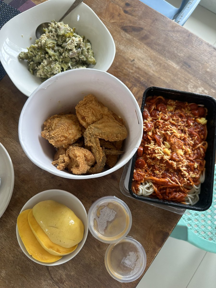 Jollibee Chickenjoy &amp; Spaghetti for lunch before I left PH two weeks ago. Iba tlaga yung timpla sa Pinas pramis!