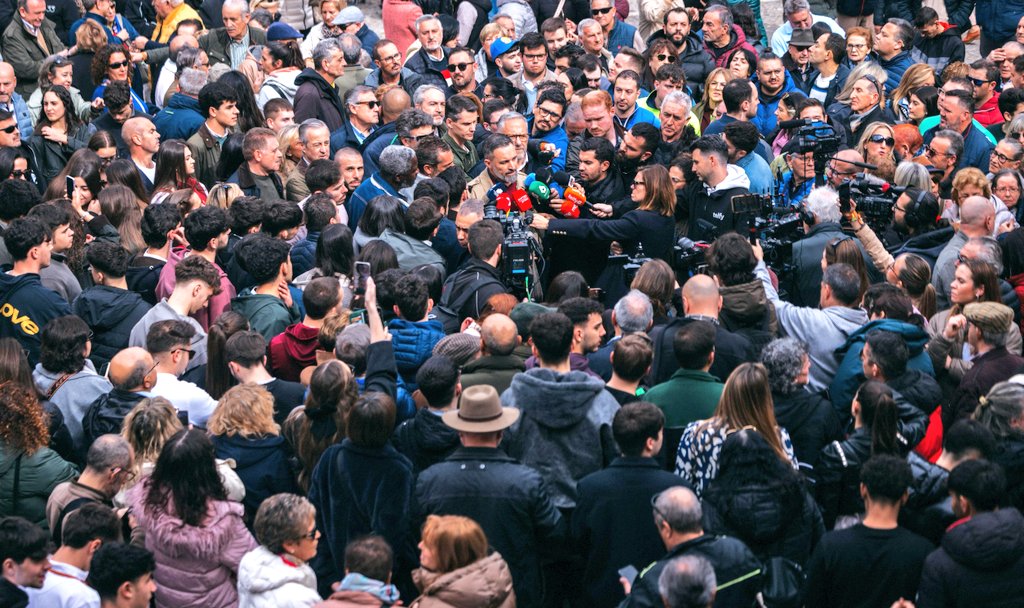 Feijóo montando autobuses de toda España para llenar un mitin en una capital de provincia.

Abascal en un pueblo perdido del interior.
