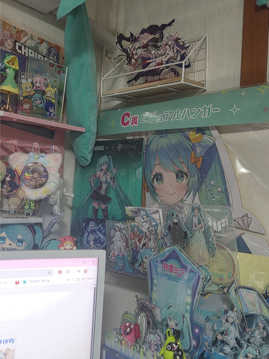 슌코쨩... 아크릴 너무 성스러워서 성전에 올려둠..