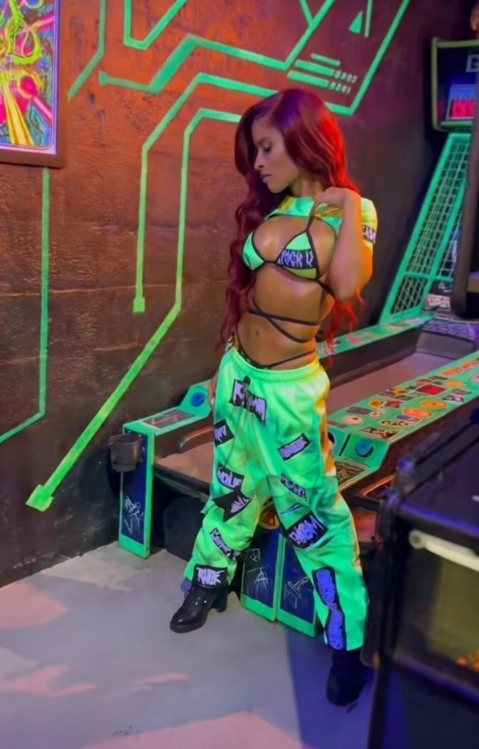 I'm sorry @ZelinaVegaWWE i'm sorry my Mum but i'm just jumping on