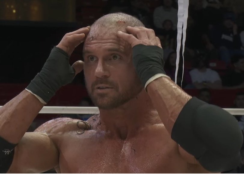 ¡EL PELÓN DE NOCHE! 👨‍🦲
Johnny Consejo (AKA John Morrison) perdió su cabellera ante Ángel de Oro este viernes en la Arena México del CMLL. 😮‍💨