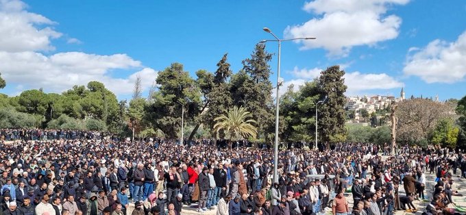 SayfAlqudss's tweet photo. عشرات الآلاف يعمرون المسجد الأقصى المبارك ويؤدون صلاة الجمعة الثانية من رمضان رغم تشديدات وتضييقات الاحتلال. https://t.co/WoIU7uND01