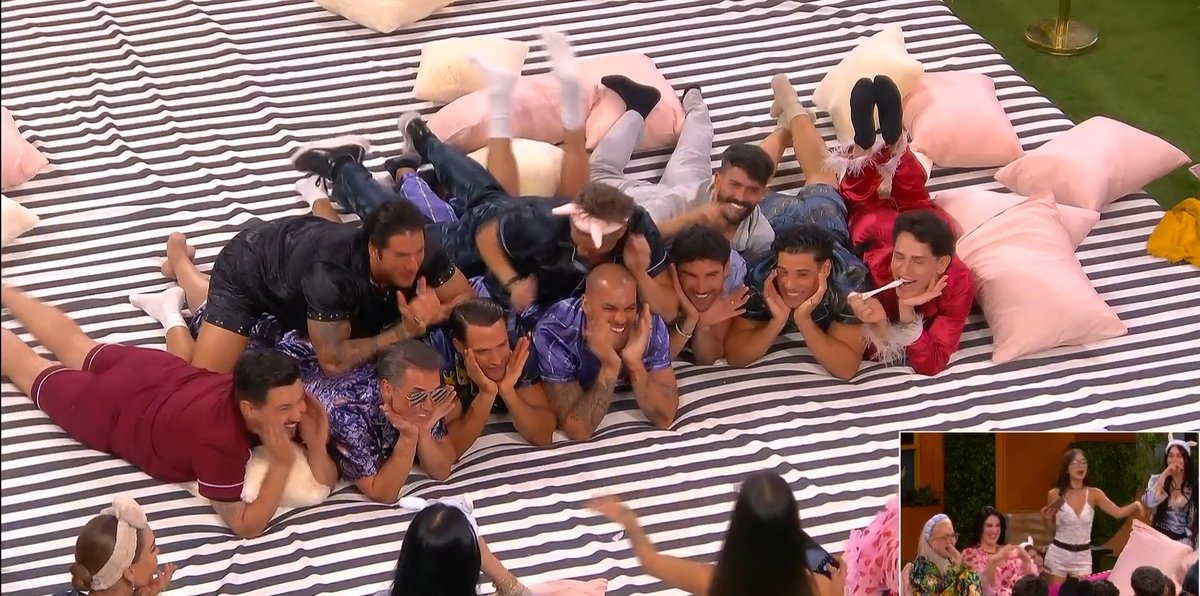 Todos felices, sin la manzana podrida.

#LaCasaDeLosFamosos #LCDLF6