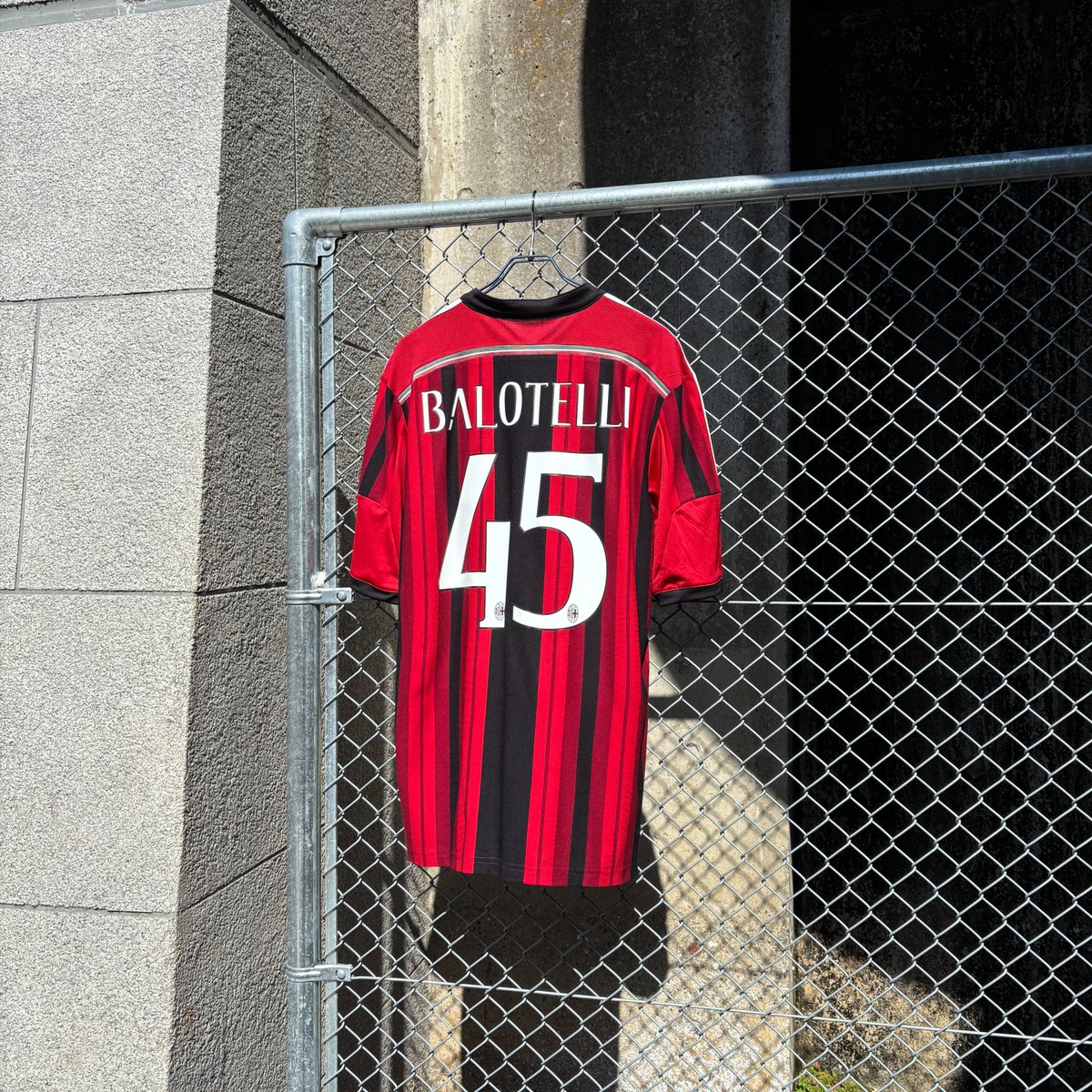 fcFA_JAPAN's tweet photo. 🔴⚫️ Vintage Shirts ⚫️🔴
" ACMilan 14-15 HOME #45 BALOTELLI "
他にも様々なクラブ、代表のヴィンテージシャツを
取り揃えています😊🙌
実店舗のみの販売となりますので、
実際にお手に取ってご覧ください👀👍
ご来店お待ちしております🙇♂️
#ACMillan #Millan #Ballotelli https://t.co/woQAnlEYiD