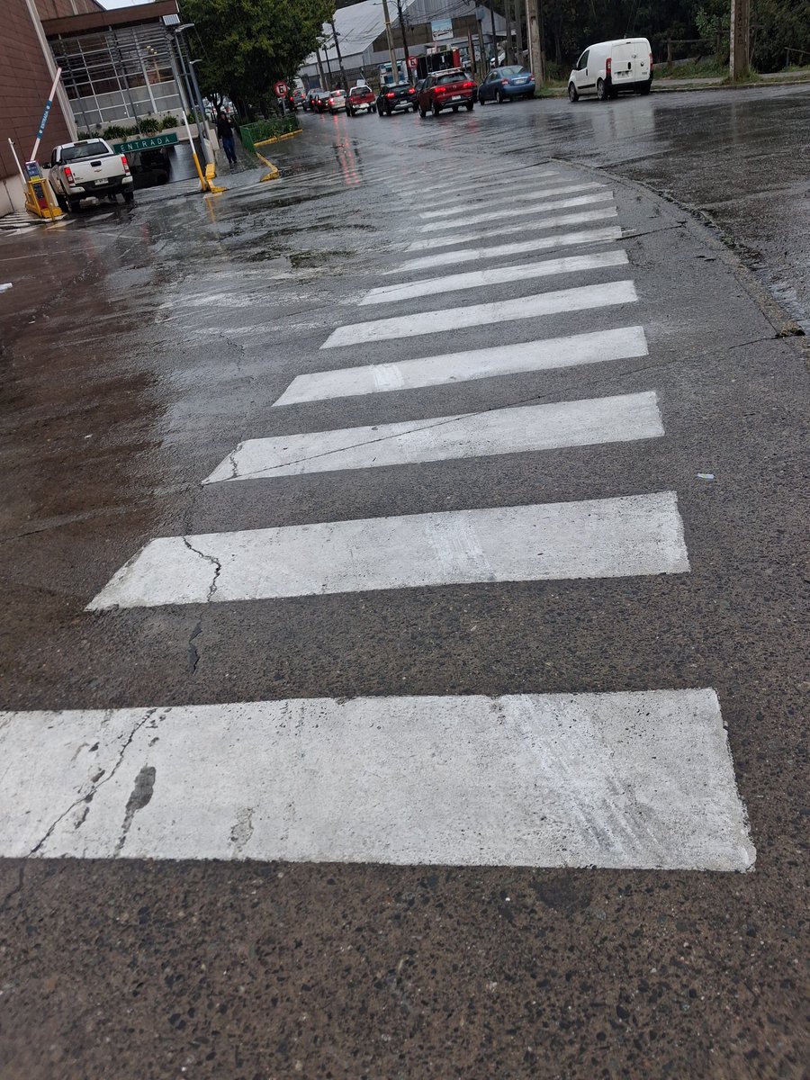 PORTALRADIO_'s tweet photo. Pintura de pasos peatonales muy resbaladizos con lluvia, precaución al caminar ! #Valdiviacl https://t.co/eh8dbmsqkt