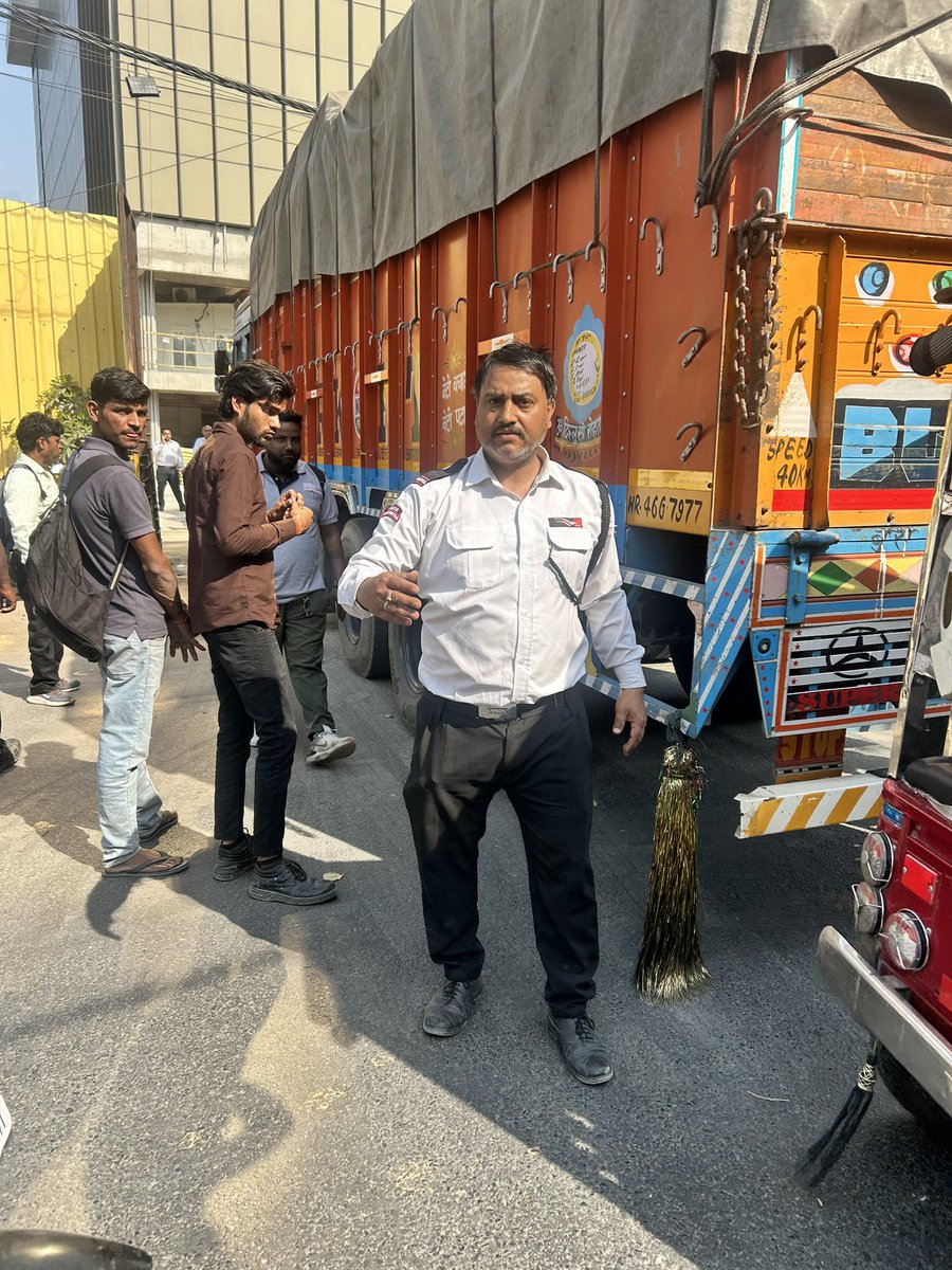 arun098's tweet photo. @DelhiPolice traffic jam (motinagar ) near grand horizon banquet due to parked 16 wheeler truck on Main road .. https://t.co/LFGnF6hHoN