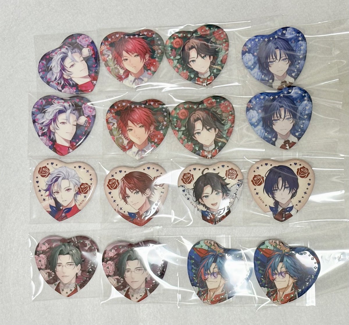 1ooKazyuu's tweet photo. 【交換】 にじさんじ Rose Valentine ランダムハート型缶バッジ ランダムチェキ風カード 特典香り付きカード

譲：画像1~3

求：画像4　同種1:1 
カードのみN2＝R1可

本日秋葉原にて手渡し交換(時間要相談) https://t.co/GxPGQcqLJo