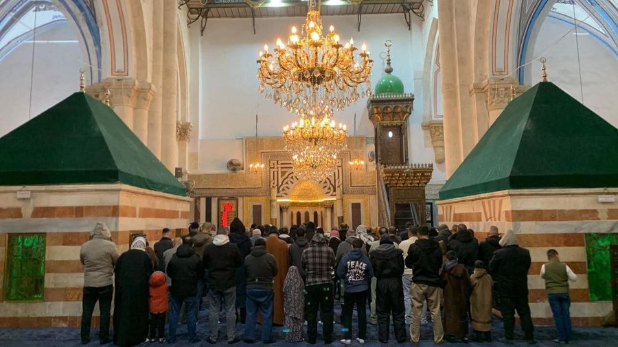SayfAlqudss's tweet photo. من صلاة فجر اليوم الجمعة في الحرم الإبراهيمي الشريف بالبلدة القديمة في الخليل. https://t.co/67OKDQwGFw
