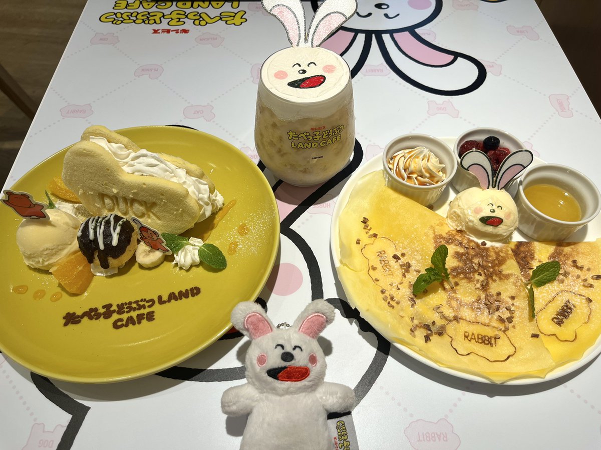 13bebe666's tweet photo. #たべっ子どうぶつLANDCAFE in大阪！
内装もフードも全部可愛すぎる！！
いっぱい頼んだけど、美味しかったのでペロリ！シール、��さぎさんが出てめっちゃ嬉しかった！！₍ᐡ• ̫ •̥ᐡ₎🤍
テーブルもうさぎさんで、もう本当にうさぎさん天国ꪔ͈̫🤍
店員さんも優しくて、幸せ空間だった🤍 https://t.co/xc0amW27SX