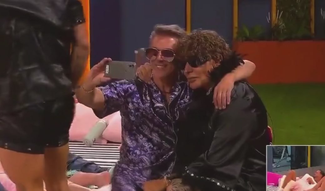 #LCDLF6
Yo y mi amigo en la peda después de agarrarnos a chingasos: