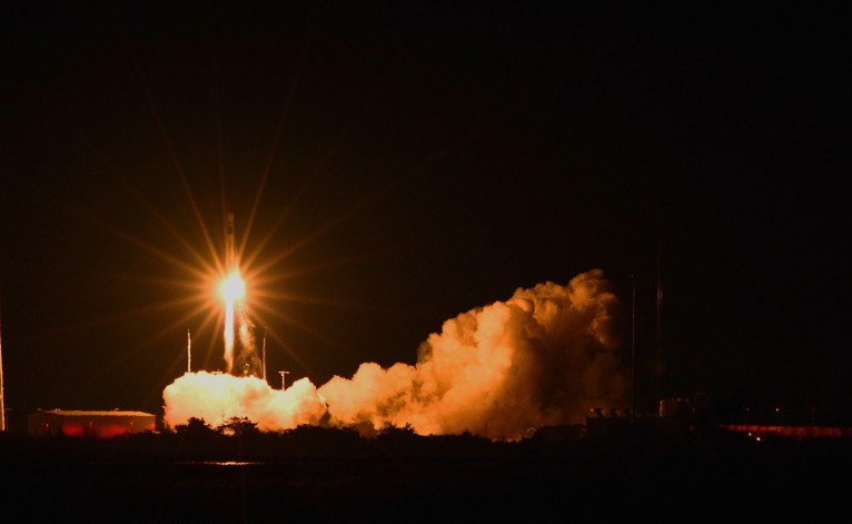 varfee2's tweet photo. They went deep into the launch window for the 7:00 pm launch of the @RocketLab HASTE rocket on its "That's Not A Knife" mission from the Wallops Flight Facility in Virginia. $RKLB #HASTE https://t.co/qL40P2RBx2