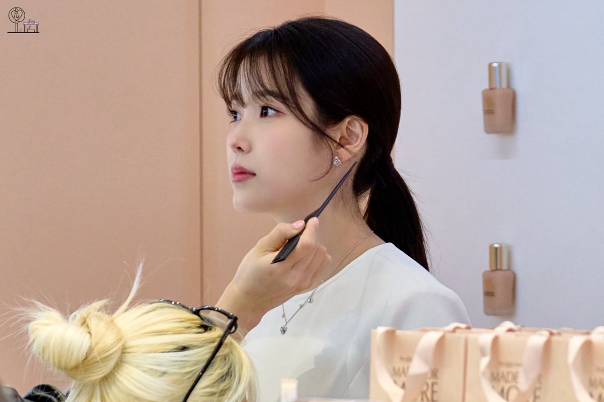 jieun_station's tweet photo. 260226 아이유 에스티로더 팝업 포토콜  

#아이유 #iu https://t.co/uxHeQhVYoW
